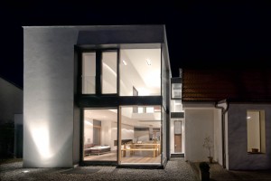 Gartenseite bei Nacht